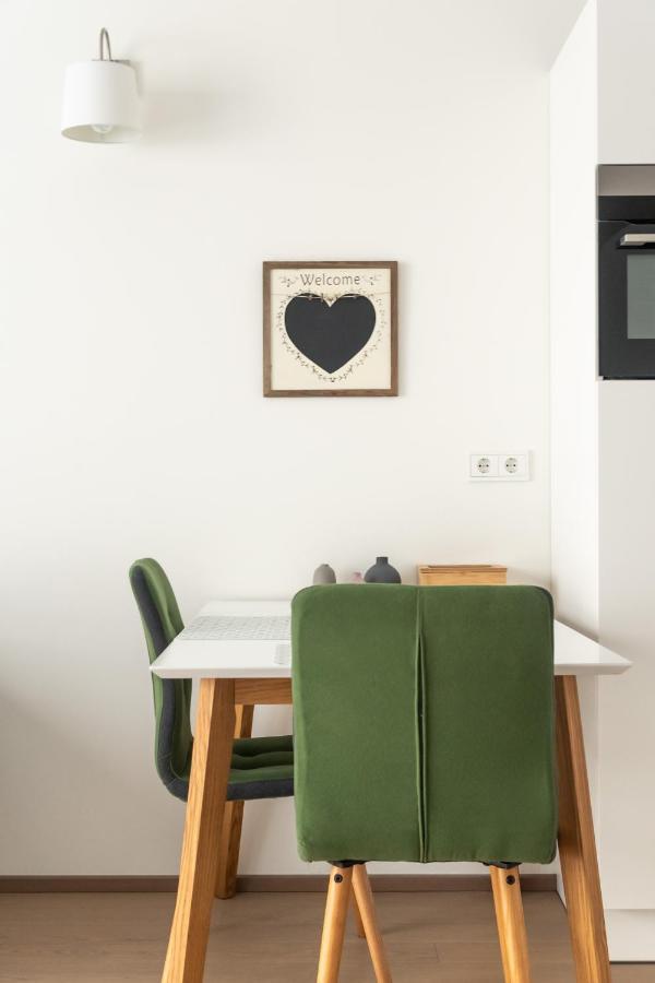 Appartement Quiet And Cozy Next To Mariahilfer Strasse And Naschmarkt With Ac, Minimum 30 Nights Wenen