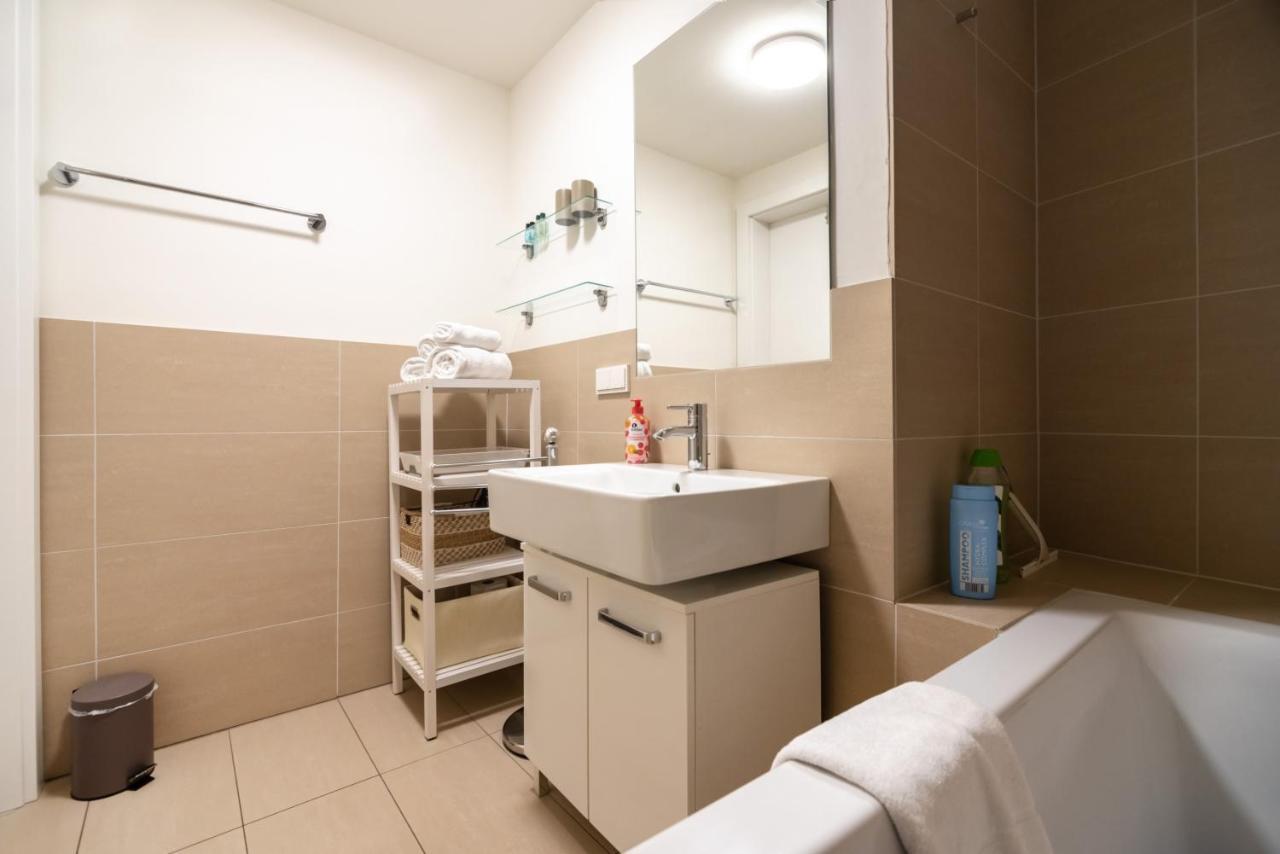 Quiet And Cozy Next To Mariahilfer Strasse And Naschmarkt With Ac, Minimum 30 Nights Appartement *
