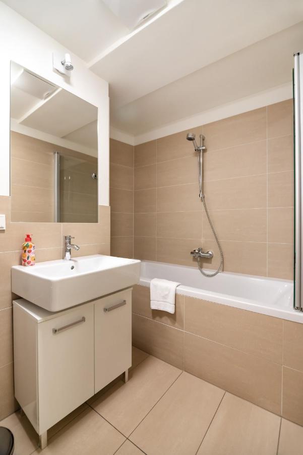 Quiet And Cozy Next To Mariahilfer Strasse And Naschmarkt With Ac, Minimum 30 Nights Appartement Wenen