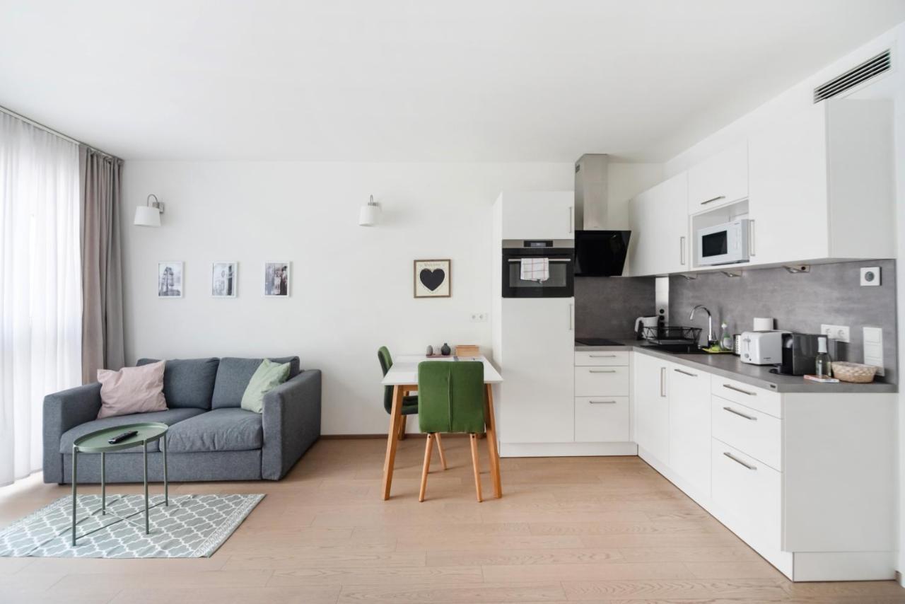 Quiet And Cozy Next To Mariahilfer Strasse And Naschmarkt With Ac, Minimum 30 Nights * Wenen